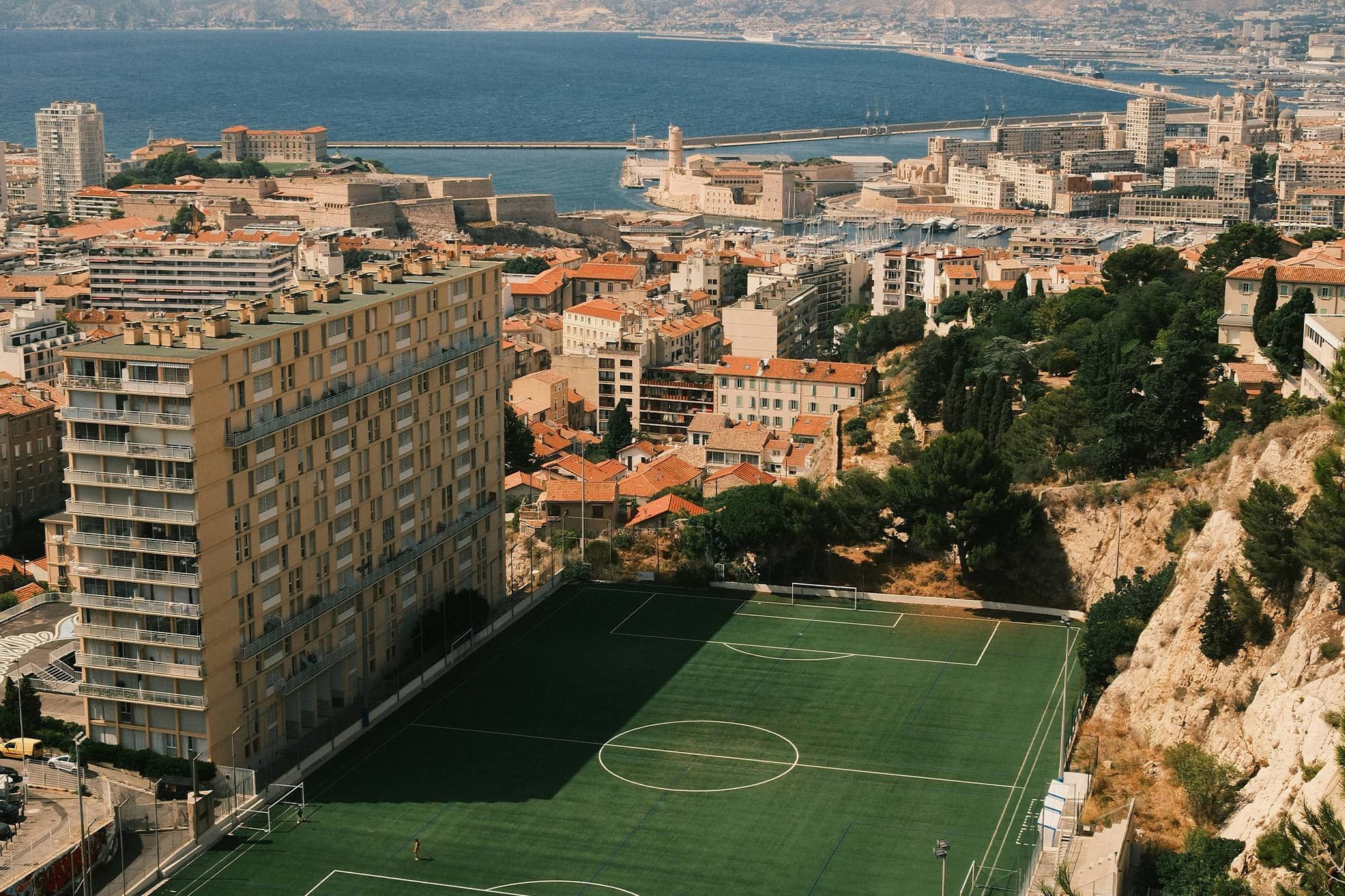 Unde poți juca fotbal în Marseille?