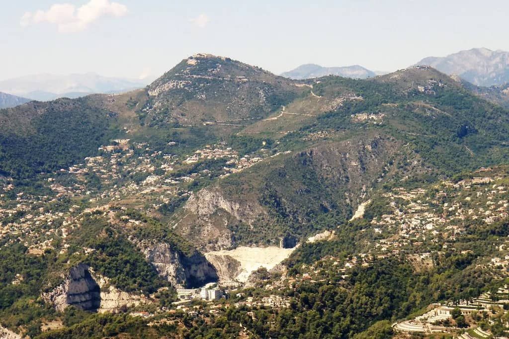 Nisa, Mont Chauve